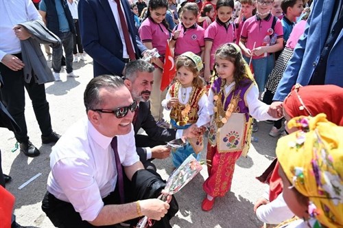 Soma' da Türkiye Büyük Millet Meclisi'nin (TBMM) açılışı ve 23 Nisan Ulusal Egemenlik ve Çocuk Bayramı'nın 102'nci yıl dönümü coşkuyla kutlandı